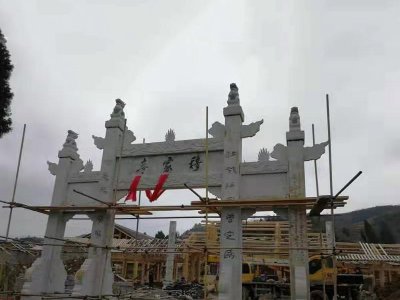 沖天立柱式三門石牌坊安裝現(xiàn)場